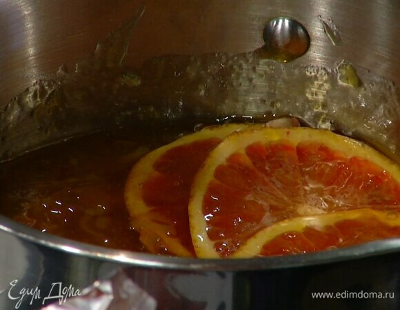 Приготовить соус: апельсин нарезать тонкими кружками и выложить в небольшую кастрюлю, добавить оставшийся джем и прогревать на небольшом огне 15–20 минут.