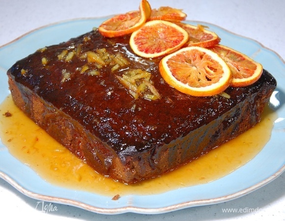 Готовый кекс полить горячим соусом и украсить дольками апельсина.