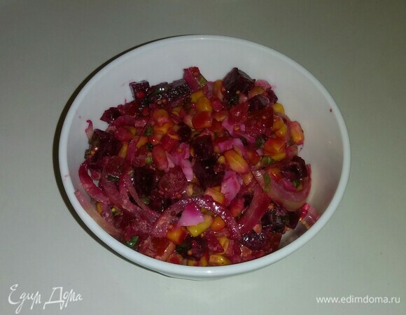 После чего достаем салат из холодильника и раскладываем его по тарелкам. Приятного аппетита!