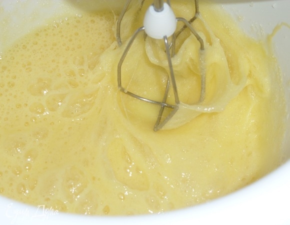 В чашу миксера разбиваем куриные яйца. Добавляем сахар, соль и ванильный сахар. Слегка взбиваем массу.