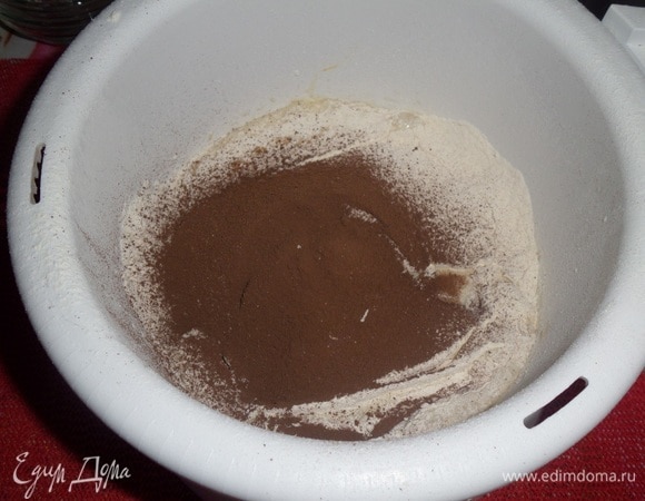 В чашу просеиваем муку, какао и разрыхлитель.