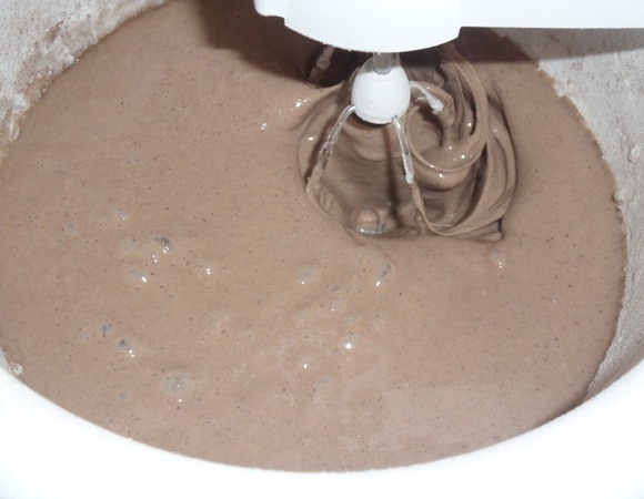 Перемешиваем миксером на малых оборотах.