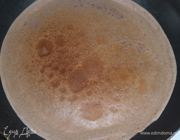 Хорошо разогретую сковороду смазываем растительным маслом и выпекаем шоколадные блины.