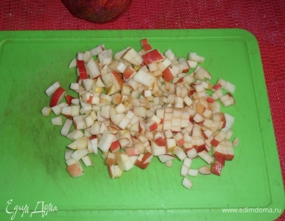 Готовим начинку. Яблоки нарезаем мелким кубиком.
