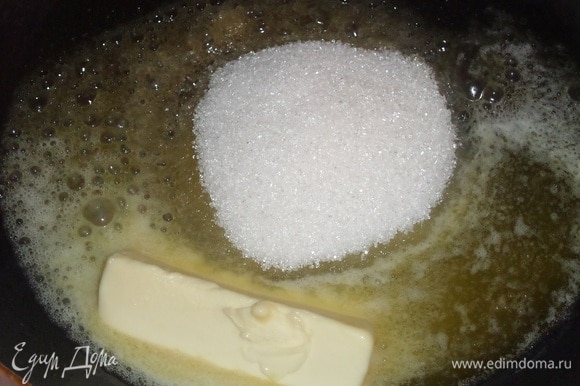 В разогретую сковороду выкладываем сахар и сливочное масло.