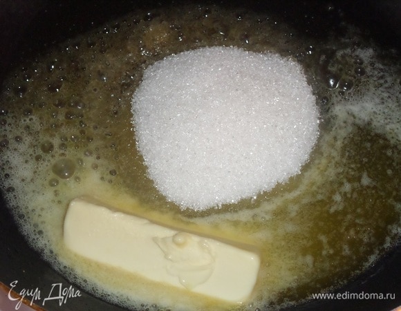 В разогретую сковороду выкладываем сахар и сливочное масло.