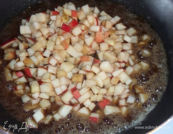 Добавляем в сковороду нарезанные яблоки.