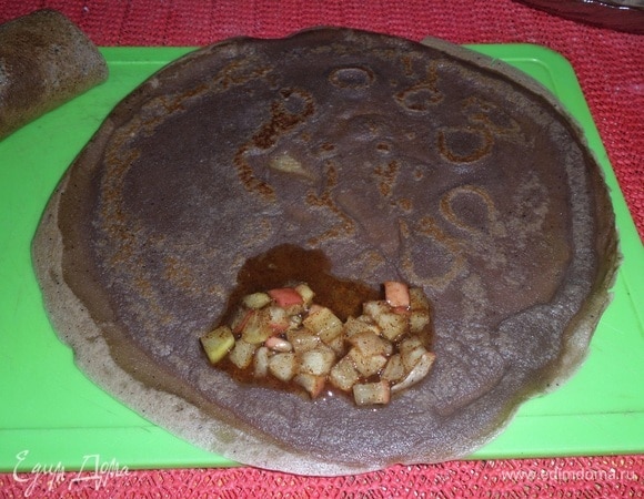 На блинчик выкладываем 2 ч. л. приготовленной начинки.