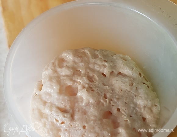 В теплое молоко добавить 1 ст. л. сахара и дрожжи. Перемешать и оставить на 15 минут, чтобы поднялась шапочка.