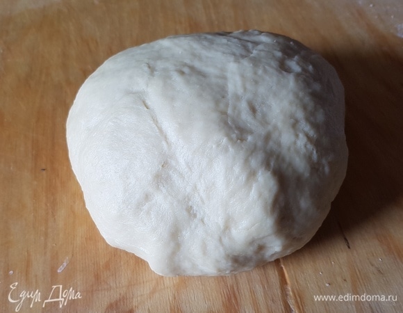 Отделить желтки от белков. Белки убрать, они нам не понадобятся. Желтки слегка взбить с сахаром, ввести молоко с дрожжами. Постепенно ввести муку и сливочное масло комнатной температуры. Замесить гладкое тесто. В конце замеса добавить соль. Оставить тесто на 1,5 часа в теплом месте для подъема.