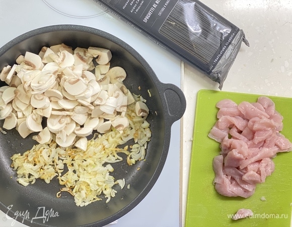 В сковороду налить немного оливкового масла, лук и чеснок нарезать не сильно мелко и обжарить до золотистости. Добавить грибы, обжарить. Переложить обжаренные грибы с луком в тарелку.