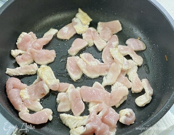 Добавить еще немного оливкового масла и обжарить индейку, нарезанную на одинаковые ломтики.