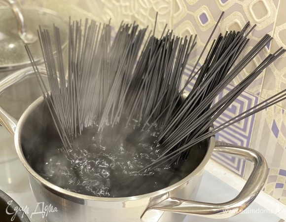 Пока обжаривается индейка, отварим пасту. Конечно, можно использовать и классическую пасту.