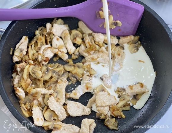 В сковороду с индейкой вернуть лук с грибами, перемешать и влить сливки. Протушить на небольшом огне.