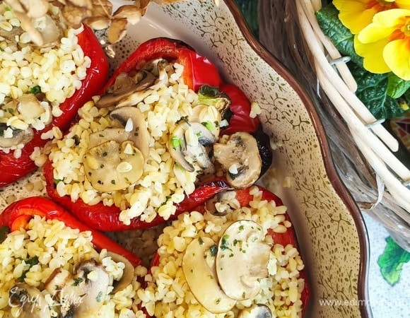 Булгур отварить в подсоленной воде, я готовила из расчета 1 стакан крупы на 2 стакана воды. В это время нарезать шампиньоны и обжарить на сливочном или растительном масле. Если соблюдаете пост, используйте растительное. Готовый булгур заправить сливочным или растительным маслом, соединитесь с жареными шампиньонами, добавить свежую зелень (у меня была кинза). Можно отправить еще на 5 минут в духовку, и готово. Приятного аппетита!