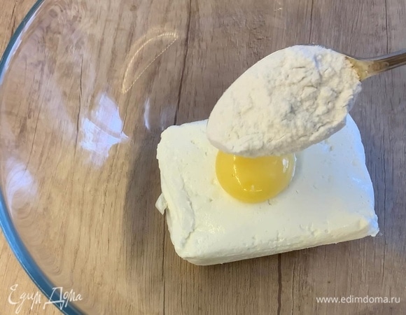 В миску выложите творог, добавьте желток и всыпьте 1 ст. л. рисовой муки.