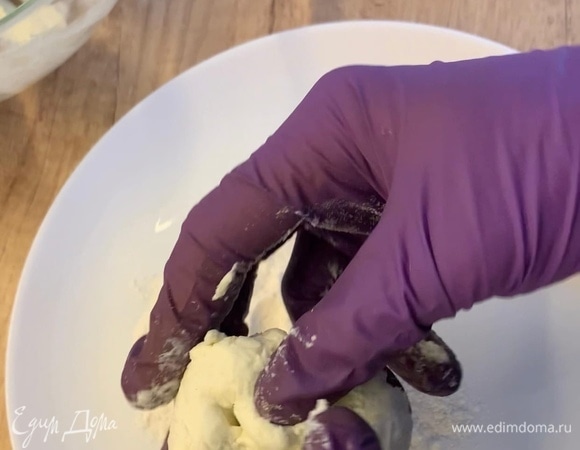 Аккуратно закройте банан творожной массой и выложите на тарелку с мукой.