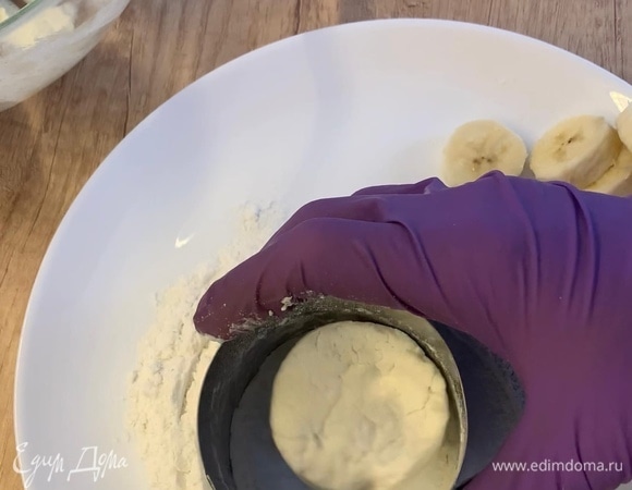 Сформируйте круглый сырник с помощью кулинарного кольца или стакана.