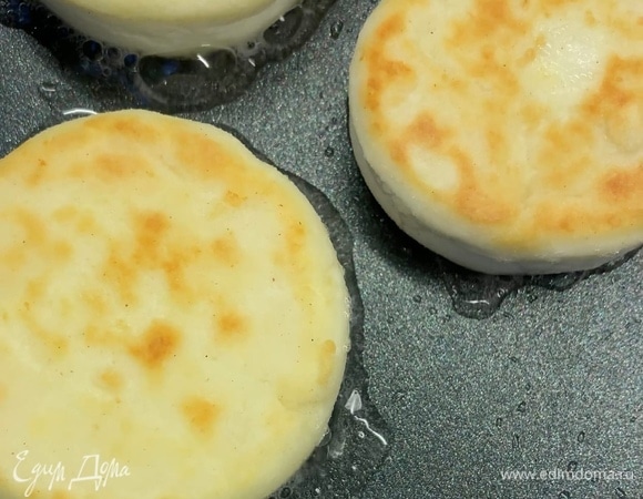 Разогрейте сковороду с растительным маслом, выложите сырники и обжарьте с одной стороны без крышки на среднем огне до золотистой корочки. Переверните, убавьте огонь до минимального, накройте крышкой и обжаривайте до готовности, примерно 5 минут. Приятного аппетита!