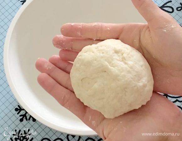 Замесить мягкое, слегка пристающее к рукам тесто. Накройте тесто крышкой и уберите в теплое место на 1–2 часа.