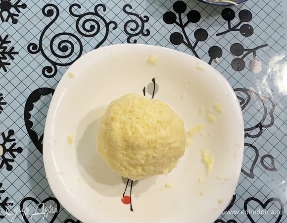 Начинку готовим перед тем, как будем формовать хачапури, чтобы не заветрелась. Натереть на терке или пропустить через мясорубку сыры (можно использовать только сулугуни — 300 г). Отложить немного сулугуни для посыпки. Добавить к натертым сырам яйцо, перемешать и сформировать шар.