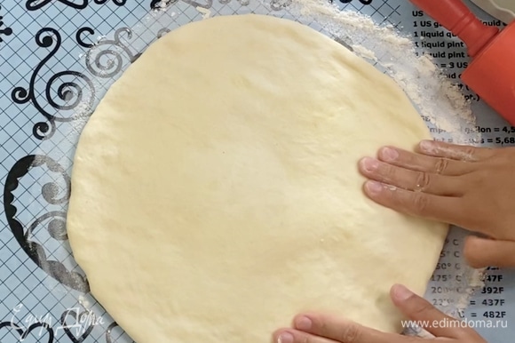 От центра шара руками проминаем тесто с начинкой, чтобы начинка и тесто распределились равномерно. Сначала раскатываем хачапури руками, затем при необходимости раскатываем скалкой до толщины 2–3 см. В центре хачапури можно сделать дырочку, чтобы пар при выпекании выходил.