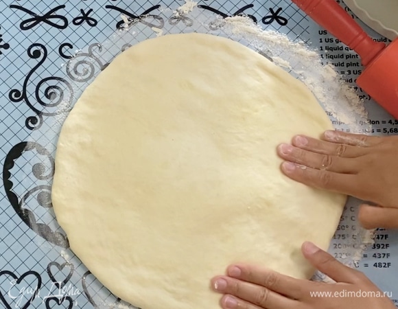 От центра шара руками проминаем тесто с начинкой, чтобы начинка и тесто распределились равномерно. Сначала раскатываем хачапури руками, затем при необходимости раскатываем скалкой до толщины 2–3 см. В центре хачапури можно сделать дырочку, чтобы пар при выпекании выходил.