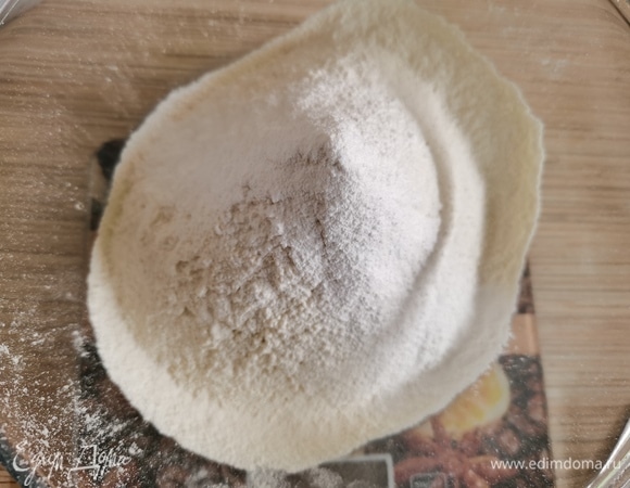 Муку просеять с солью, содой и разрыхлителем.