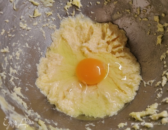 Сливочное масло и яйца должны быть комнатной температуры. Поэтому достаньте их заранее. Мягкое сливочное масло взбить с сахаром и ванильным сахаром до побеления. По одному добавлять яйца, после каждого взбивать.