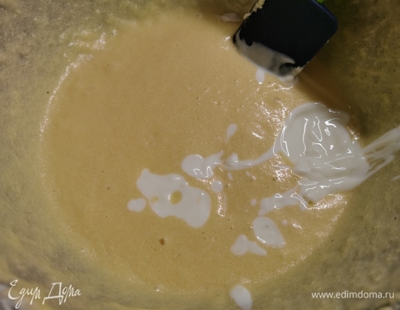 Влить сметану или йогурт, взбить на низких оборотах.