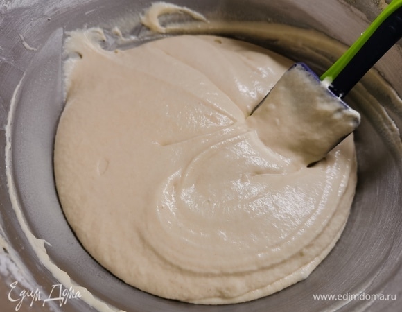 В несколько приемов добавить мучную смесь.
