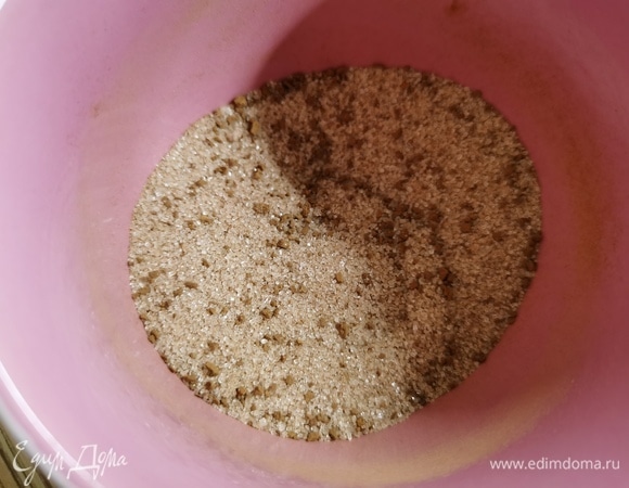 Готовим прослойку. В миске смешать 2 ч. л. сахара и кофе, немного растереть ложкой. Добавить корицу, оставшийся сахар и растопленное сливочное масло. Перемешать.