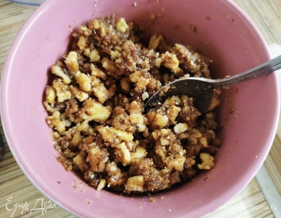 Орехи добавить к смеси сахара и кофе. Тщательно перемешать.
