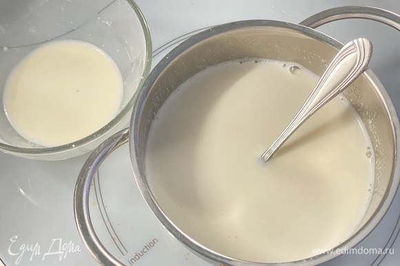 Для крема в сотейник влить молоко, добавить сахар и ванильный сахар, довести до кипения. Отдельно размешать крахмал с небольшим количеством молока. Тонкой струйкой влить в кипящее молоко, тщательно помешивая. Довести до загустения. Охладить.