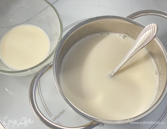 Для крема в сотейник влить молоко, добавить сахар и ванильный сахар, довести до кипения. Отдельно размешать крахмал с небольшим количеством молока. Тонкой струйкой влить в кипящее молоко, тщательно помешивая. Довести до загустения. Охладить.