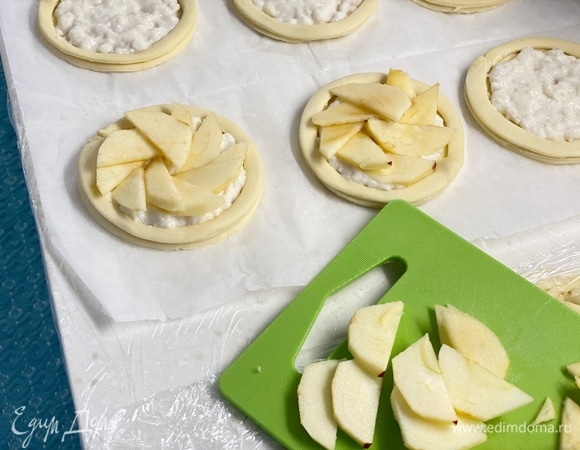 Сверху выложить очищенные пластинки яблок.