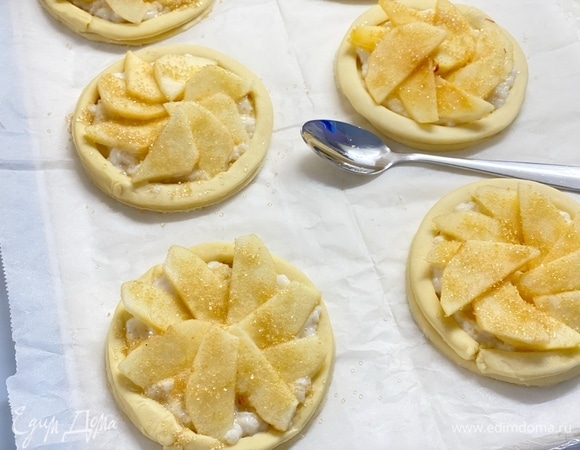 Посыпать коричневым сахаром. Выпекать при 180°C 25–30 минут до золотистой корочки.