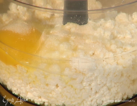 Творог выложить в чашу блендера, добавить яйцо, сахар и ванильный экстракт, все посолить и взбить в однородную массу, затем всыпать рисовую муку и перемешать.