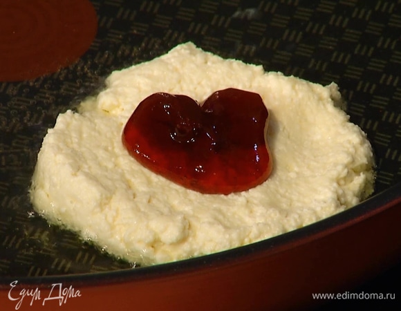 Сформировать при помощи столовой ложки небольшие лепешки, затем сложить их по две одна на другую, поместив между лепешками по 1 ч. ложке джема, сверху слегка приплюснуть и перевернуть.