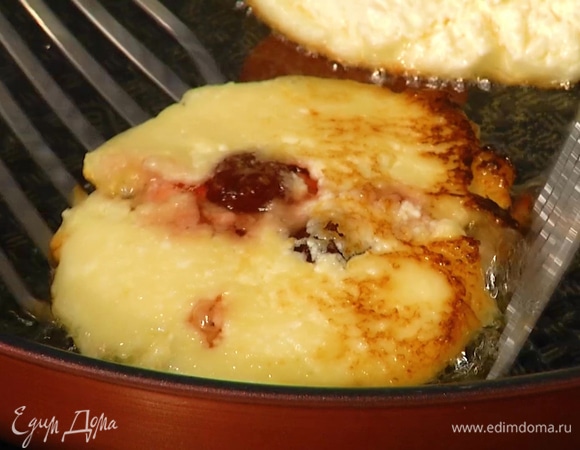 Разогреть в сковороде оливковое масло и обжарить сырники до готовности с двух сторон, а затем выложить на бумажное полотенце, чтобы избавиться от лишнего масла.