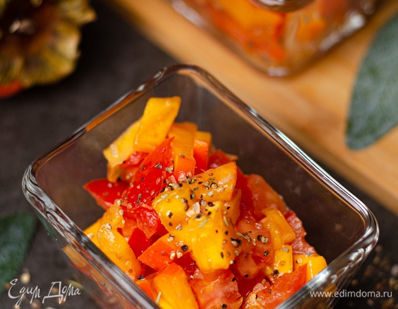 Томаты и хурму нарезать небольшими кубиками.