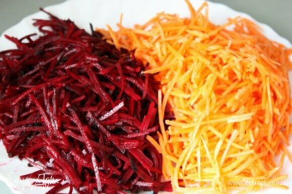 Морковь и свеклу режем тонкой соломкой. Считается, что нарезанные овощи лучше подходят для борща, чем натертые на терке.