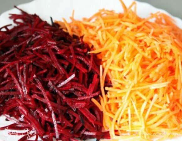 Морковь и свеклу режем тонкой соломкой. Считается, что нарезанные овощи лучше подходят для борща, чем натертые на терке.