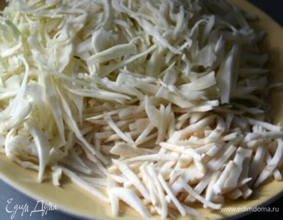 Капусту тонко шинкуем, а сельдерей нарезаем соломкой. В оригинальном рецепте нужно использовать корень петрушки, но у меня его не было, пришлось заменить сельдереем. В целом это, наверное, влияет на вкусовые нюансы, но не слишком сильно.