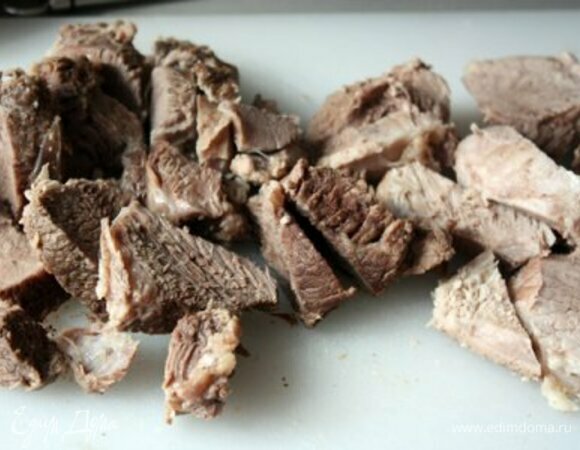 Когда мясо будет готово, его нужно вынуть из бульона и нарезать порционными кусочками.