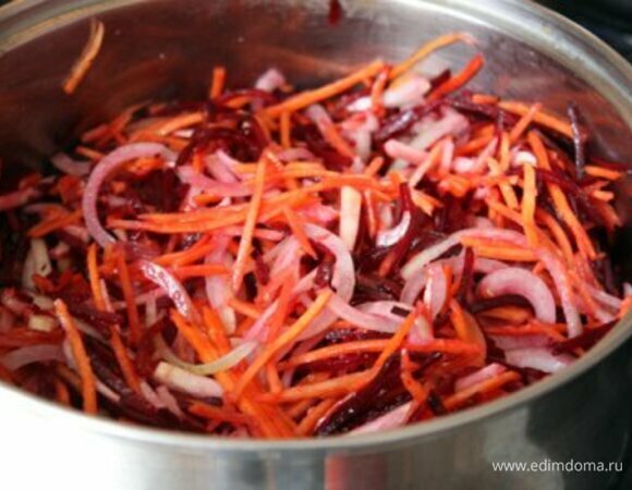 Свеклу, лук, морковь и сельдерей (петрушку) кладем в кастрюлю с растительным маслом, добавляем немного (100–150 мл) бульона и тушим под крышкой на медленном огне около 20 минут. В процессе тушения овощи нужно перемешивать, чтобы они не пригорали.