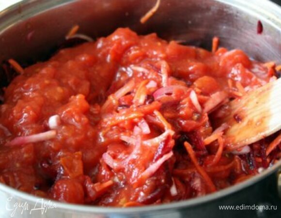 В середине тушения добавляем в овощи очищенные и нарезанные помидоры, сахар и уксус. Тушим до полной готовности овощей, после чего добавляем их в бульон с готовой капустой.