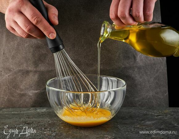 Тонкой струйкой влейте оливковое масло, продолжая взбивать. Взбивайте соус до тех пор, пока он не станет густым.