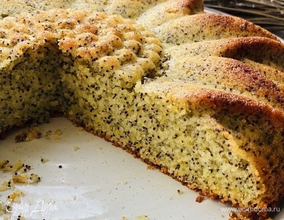Форму для запекания смазываем растительным маслом, выливаем в нее тесто и отправляем в разогретую до 180°C духовку на 40–50 мин. Готовность проверяем деревянной шпажкой.