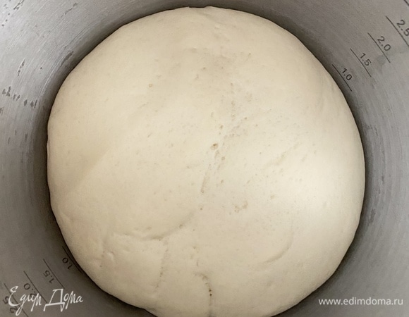 Дрожжи, сахар и воду смешать, накрыть полотенцем и поставить в тепло на 15–20 минут до образования пенной дрожжевой шапочки. Муку просеять, добавить соль, влить дрожжи и масло, замесить мягкое однородное тесто (готовое тесто не липнет к рукам). Миску смазать маслом, переложить тесто, накрыть пищевой пленкой и поставить в тепло для подъема на 1час.